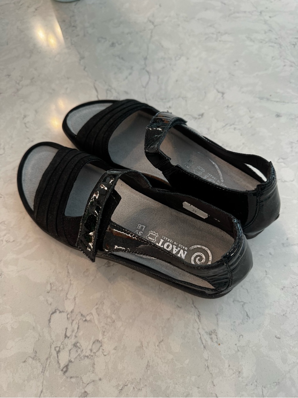 Naot PAPAKI. Black patent leather/velvet Nubuck. Size 39(8). Never worn.
